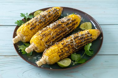 Barbekü ve ızgara mısır, peynirli ve limonlu