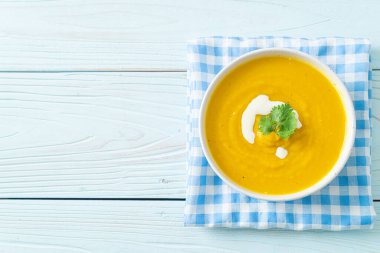 Beyaz kasede kabak çorbası - vejetaryen ve vejetaryen yemek tarzı