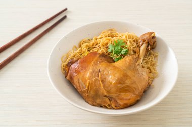 Kurutulmuş erişte ve haşlanmış tavuk kasesi. Asya usulü.