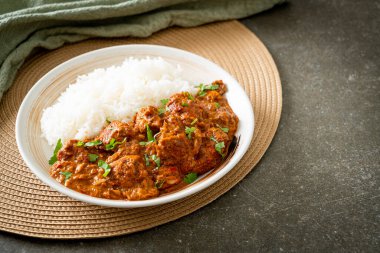 Tavuklu tikka masala, tabakta pilav, Hint yemeği tarzı.