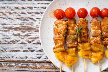 Tabakta ızgara domuz eti şişi.