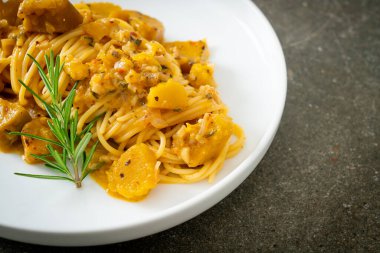 kabaklı spagetti makarna alfredo sosu - vegan ve vejetaryen yemek tarzı