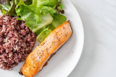 ızgara somon fileto bifteği pirinç böğürtlenli ve sebzeli - sağlıklı yemek tarzı