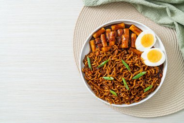 Jjajang Rabokki - Kore hazır eriştesi veya Kore pirinçli Ramyeon veya Tteokbokki ve siyah fasulye soslu yumurta - Kore yemeği tarzı