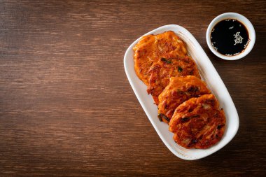 Kore kimçili krep veya Kimçijeon - Kızarmış yumurta, kimçi ve un - Kore geleneksel yemek tarzı