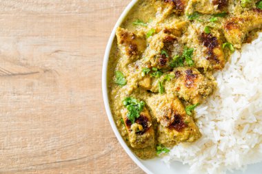 Yeşil körili Afgan tavuğu ya da Hariyali tikka tavuklu Hara masala - Asya usulü