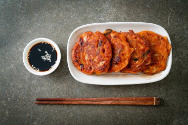 Kore kimçili krep veya Kimçijeon - Kızarmış yumurta, kimçi ve un - Kore geleneksel yemek tarzı