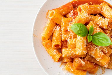 Domates soslu ve peynirli Rigatoni makarnası - geleneksel İtalyan makarnası