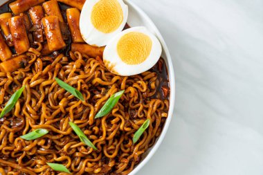 Jjajang Rabokki - Kore hazır eriştesi veya Kore pirinçli Ramyeon veya Tteokbokki ve siyah fasulye soslu yumurta - Kore yemeği tarzı