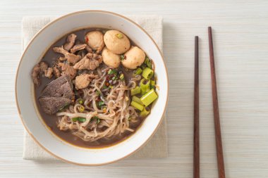 Domuz etli Tayland eriştesi, yahni, köfte ve domuz ciğeri kanlı çorba Tayland eriştesi usulü.