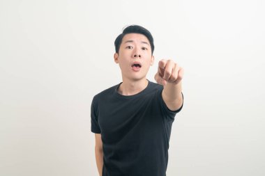 Beyaz arka planda kızgın ve kızgın yüzlü genç Asyalı adam.