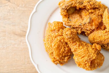 Tabakta ketçaplı kızarmış tavuk, sağlıksız yemek.