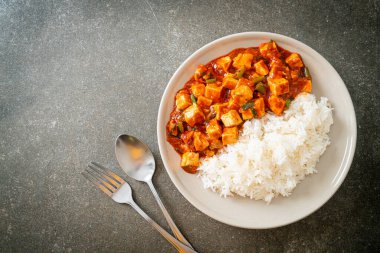 Mapo Tofu - Geleneksel Sichuan yemeği ipek tofu ve kıyma, acı biber yağı ve Sichuan biberleri ile doldurulmuş mala tadında - Asya yemek tarzı