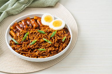 Jjajang Rabokki - Kore hazır eriştesi veya Kore pirinçli Ramyeon veya Tteokbokki ve siyah fasulye soslu yumurta - Kore yemeği tarzı