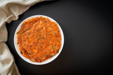 Kore kimçili krep ya da Kimçijeon - Kızarmış yumurta, kimçi ve un - Kore yemeği tarzı