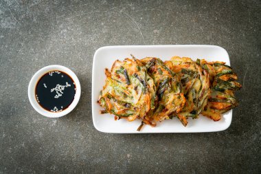Pajeon veya Kore gözlemesi veya Kore pizzası - Kore geleneksel yemek tarzı