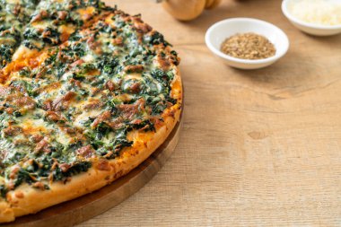 Tahta tepside ıspanaklı ve peynirli pizza. Vejetaryen ve vejetaryen yemek tarzı.