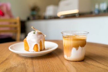 Kirli Kahve - Kahve ve restoranda soğuk taze sütle karıştırılmış bir bardak espresso.