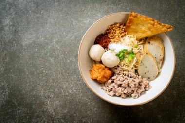 Balık köfteli baharatlı erişte ve çorbasız karides köftesi. Asya usulü.