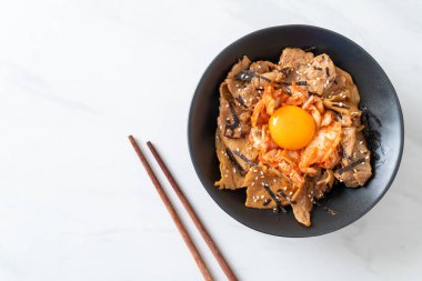 Kore usulü turşulu yumurta turşulu domuz bulgogi pirinç kasesi.