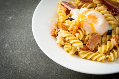 Carbonara fusilli makarna baharatlı pastırma - İtalyan yemeği tarzı.