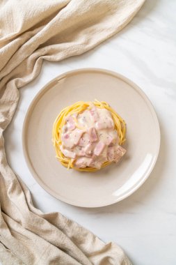 Jambonlu ev yapımı spagetti beyaz krema sosu. İtalyan usulü.
