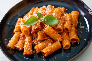 Domates soslu ve peynirli Rigatoni makarnası - geleneksel İtalyan makarnası