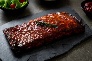 Barbekü soslu ızgara pirzola ve domuz pirzolası.