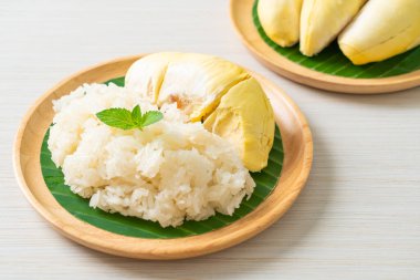 Yapışkan pirinçli Durian - sarı fasulyeli tatlı Durian kabuğu, hindistan cevizi sütüyle pişirilmiş olgun Durian pirinci - Asya Tayland tatlı yaz tropikal meyvesi