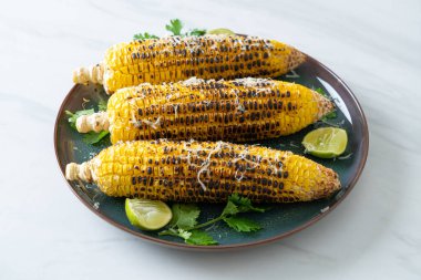 Barbekü ve ızgara mısır, peynirli ve limonlu