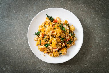 Tayland fesleğeni ve biberli sahanda yumurta Asya usulü.