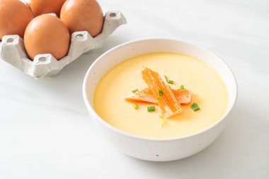 Yengeç sopasıyla haşlanmış yumurta ve taze soğan.