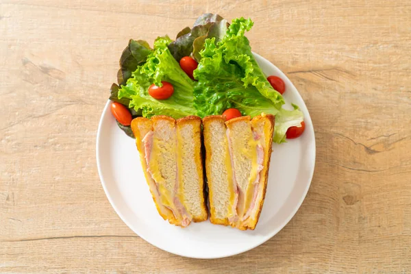 Zelfgemaakte Sandwich Ham Kaas Met Salade Witte Plaat — Stockfoto
