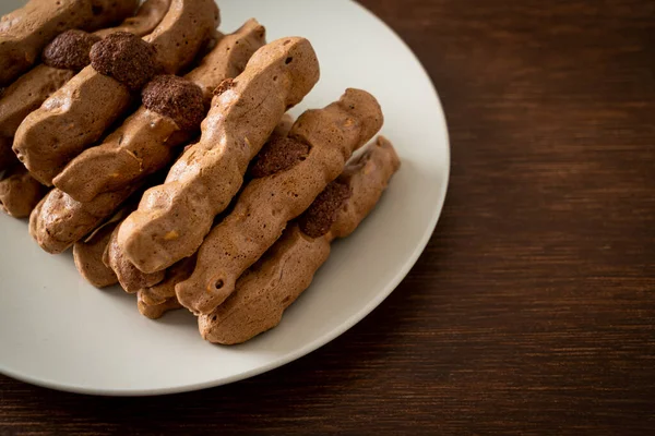 Σοκολάτα Μαρέγκα Ραβδί Στο Πιάτο Γαλλικό Σνακ Και Επιδόρπιο Στυλ — Φωτογραφία Αρχείου