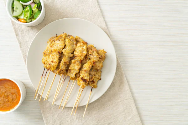 Schweinesatay Mit Erdnusssoße Gurkenscheiben Und Zwiebeln Essig Asiatische Küche — Stockfoto