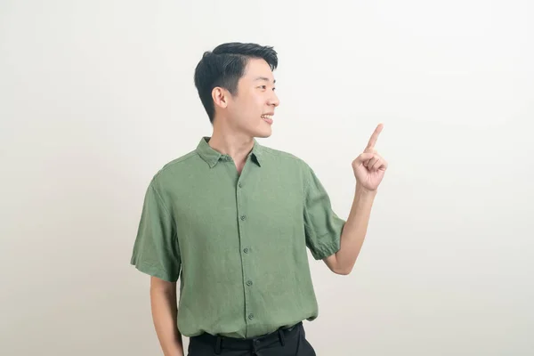 Portrét Mladý Asijský Muž Rukou Ukazující Nebo Prezentující Bílém Pozadí — Stock fotografie