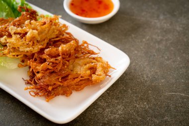 Kızarmış Enoki Mantarı veya Altın İğne Mantarı - vejetaryen ve vejetaryen yemek tarzı