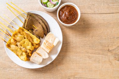 Pork Satay ve Ciğer Satay. Ekmek, fıstık sosu ve turşu. Salatalık dilimleri ve soğan sirkeli.