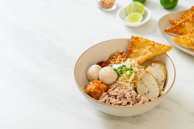 Balık köfteli baharatlı erişte ve çorbasız karides köftesi. Asya usulü.