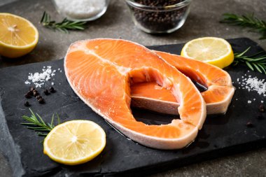 İçinde malzeme olan taze çiğ somon filetosu bifteği.