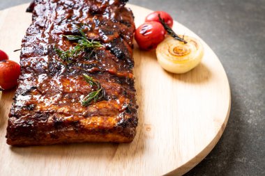 Izgara ve ızgara domuz pirzolası.