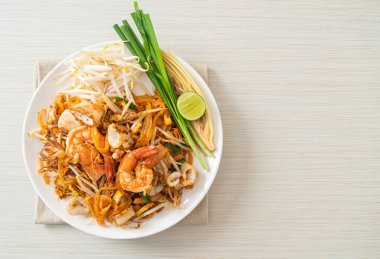 Pad Thai Deniz Ürünleri - Tayland usulü karides, kalamar ya da ahtapot ve tofu ile kızartılmış erişte