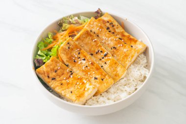 Teriyaki tofu pirinç kasesi - vejetaryen ve vejetaryen yemek tarzı