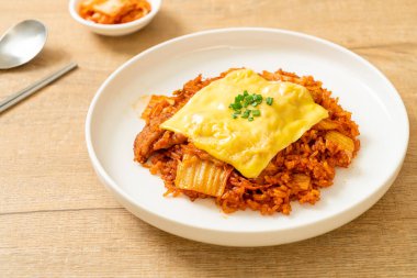 Domuz etli ve peynirli kimchi pilavı Asya usulü ve füzyon yemeği.