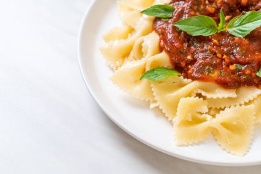 Fesleğenli farfalle makarna ve domates soslu sarımsak - İtalyan sosu