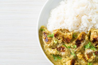 Yeşil körili Afgan tavuğu ya da Hariyali tikka tavuklu Hara masala - Asya usulü