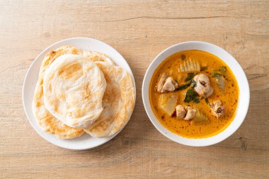 Körili tavuk çorbası Roti ile veya naan tavuk tikka masala - Asya yemeği tarzı