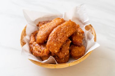 Tayland usulü susamlı kızarmış muz.