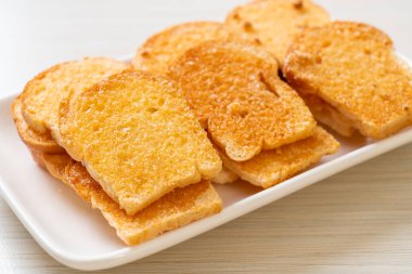 tereyağlı ve şekerli kızarmış ekmek.