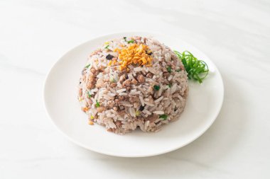 Çin usulü siyah zeytinli kıymalı pilav - Asya usulü.